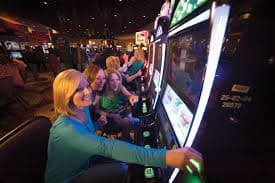 gold slots ပလက်ဖောင်းတွင် အွန်လိုင်း စလော့ ကစားနေသောပုံ